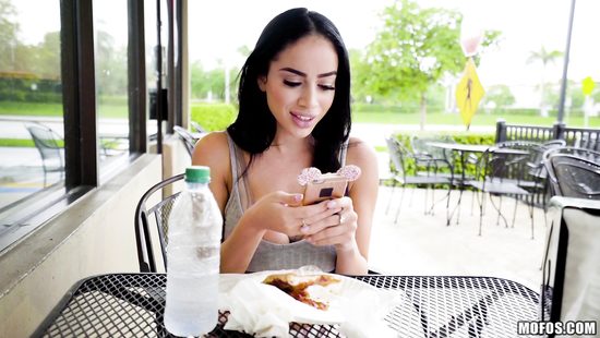 Пикапер заплатил грудастой девке за секс в туалете кафе