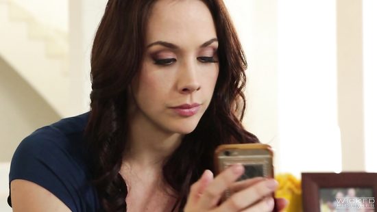 Подруга в кабинете занимается сексом с мужчиной и принимает сперму на лобок