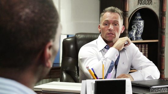 Парень трахает девушку на диване и заливает спермой волосатый лобок