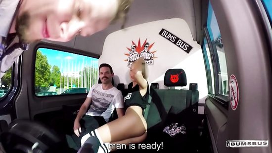 Девушка с белокурыми волосами в машине с парнем занимается сексом