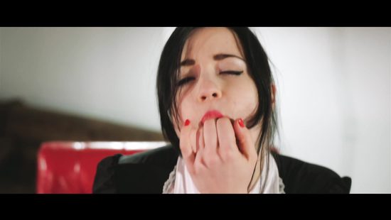 Служанка с волосатой пилоткой напросилась на горячий секс в кресле