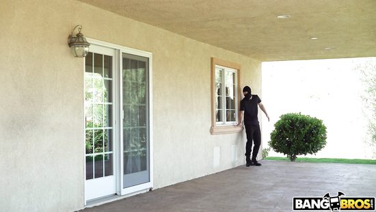 Парень в маске ворвался в дом к девушке и связав на кровати жестко трахнул