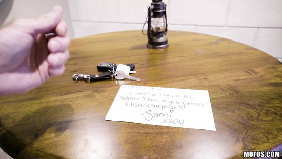 Муж развлекает жену анальным сексом с сексуальными игрушками