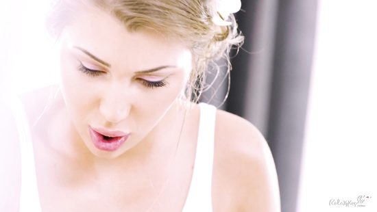 Массажистка заласкала член клиента своими руками и мокрой киской