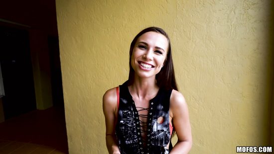 Пикапер снял себе брюнетку и предложил ей заняться сексом на камеру за деньги