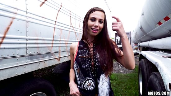 Пикапер снял себе брюнетку и предложил ей заняться сексом на камеру за деньги