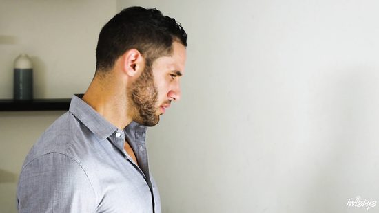 Сосед занес брюнетке вибратор и помог ей кончить своим твердым членом