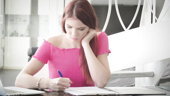 Рыженькая красавица с маленькими сиськами подставляет щель для секса