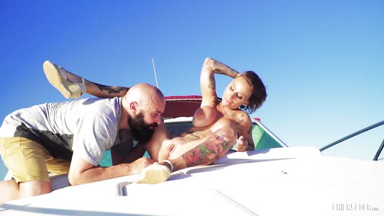 Зрелая шлюшка трахается на яхте с бородатым мажором