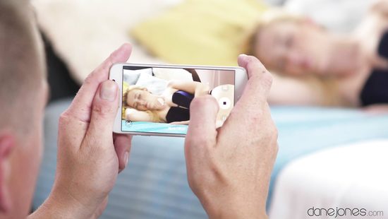 Пацан в спальне ласкает тело своей пассии и после секса заливает попку спермой