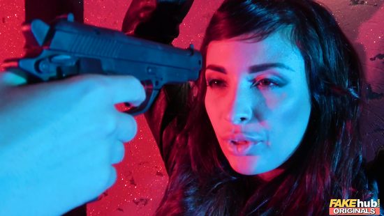 Ненасытные лесбиянки в ночном баре вылизывают друг другу дырочки