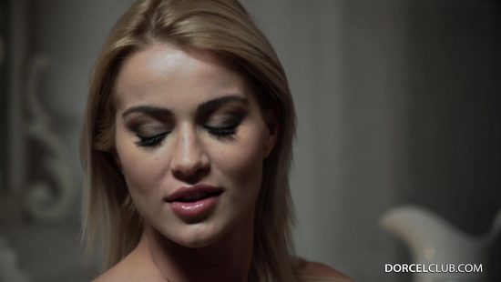 Хозяин зашел в комнату горничной и трахнул блондинку в чулках на кровати