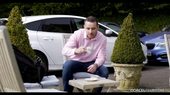 Две красавицы в чулках в саду отсосали член мачо и раздвинули свои ноги