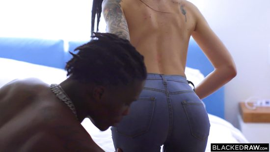 Белая телочка изменяет бойфренду с негром и ебется во все дырки