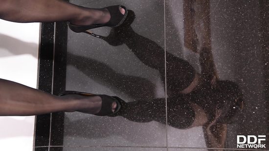 Муженек в спальне натягивает на стояк сисястую брюнетку в чулках