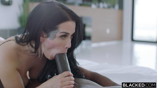 Красотка при помощи заклинания соблазняет черного самца