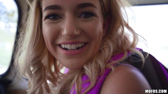 Студентка расплачивается с водителем фургончика глубоким минетом