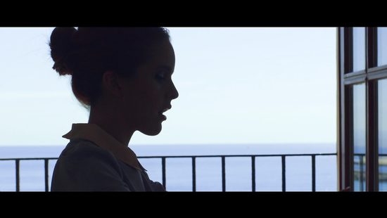 Тёлочка пишет статью в офисе и кончает от возбуждения