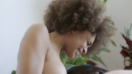 Подружки испытали на практике игрушки из секс шопа