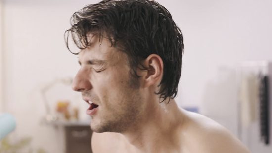 Супруг после душа вылизал киску жены и трахнул её в попку