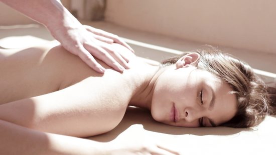 Супруг начал с массажа, а закончил страстным сексом с женой