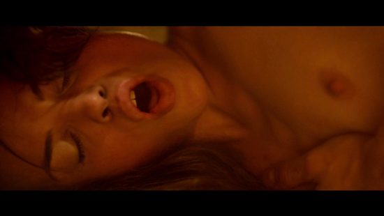 Девушка уснула, читая эротический роман и увидела замечательный сон