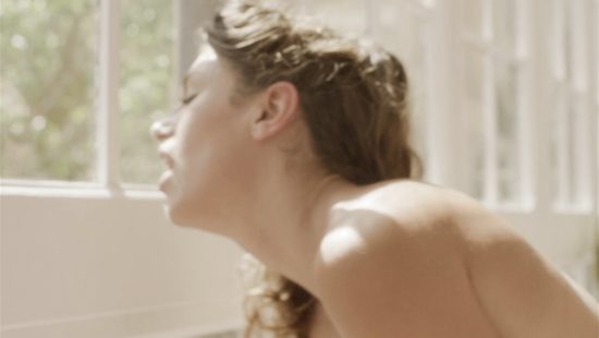 Красотка уронила соседу на голову свои постиранные трусики с балкона