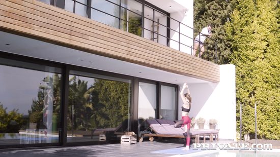 Занимаясь йогой, красотка соблазнила соседа и трахнулась с ним