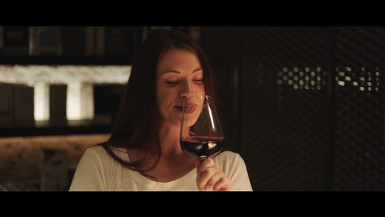 Сомелье прикатал малышку на секс в подсобке