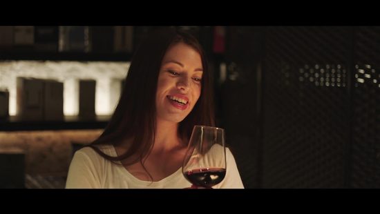 Сомелье прикатал малышку на секс в подсобке