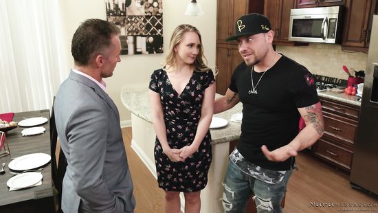 Тёлочка сделала эротический массаж с проникновением