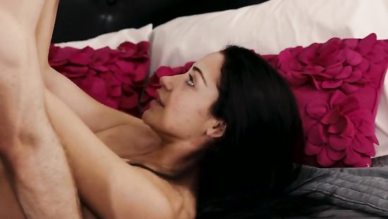 Девушка кучерявого мачо провела ночь с его сводной сестрой