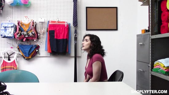 Малышка отмазалась легким минетом от наказания за попытку кражи