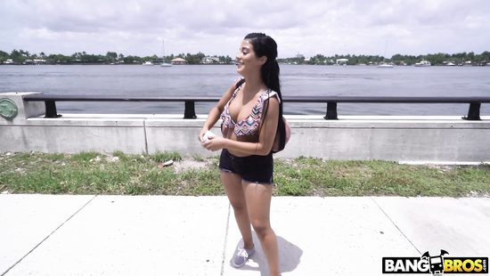 Латинка с большими сиськами отдалась в бусе пикаперам за деньги