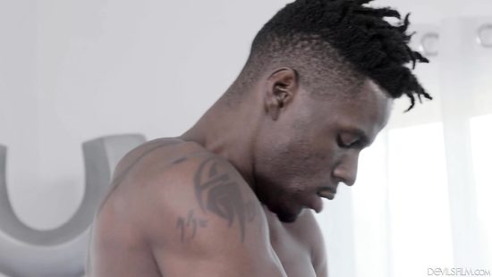 Негритянка с длинными ногами встала раком перед товарищем