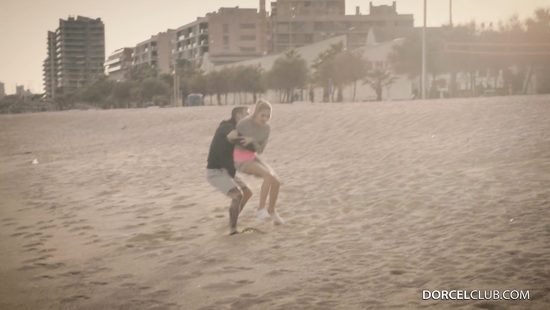 Молодая блонда изменила мужу с тренером по боксу