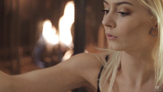 Блондинка хотела стащить важные документы, но была поймана похотливым пацаном