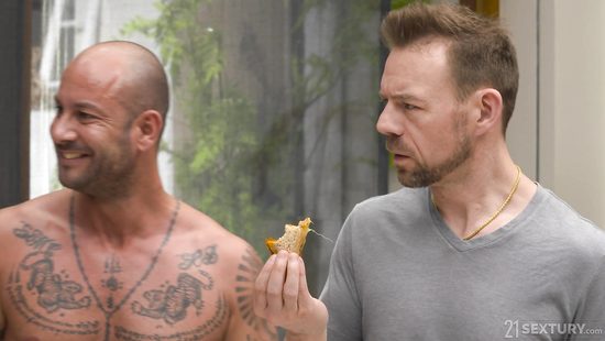 Малышка может принять по несколько членов в одну дырку