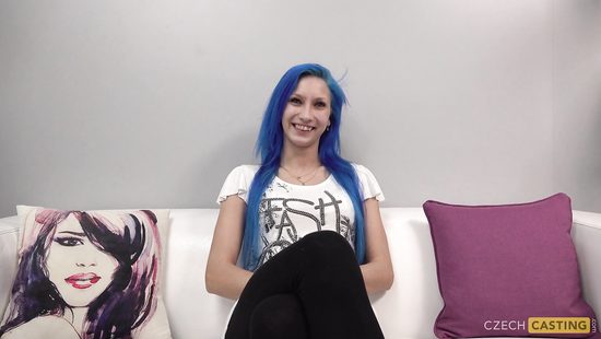 Синеволосая чешка покажет высший класс в минете на кастинге