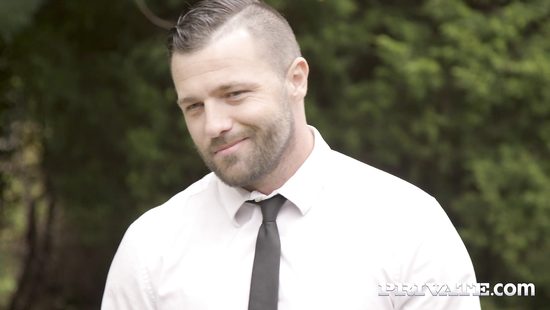 Мамаша гуляла без трусиков и соблазнила официанта