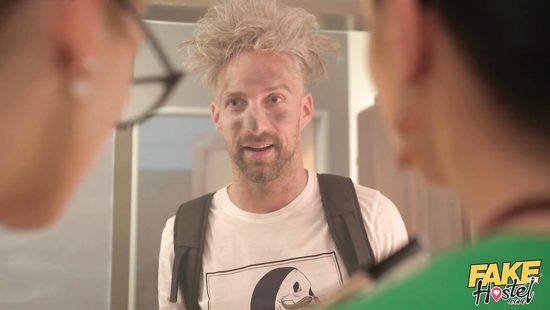 Инспекция устроила легкую групповушку в хостеле