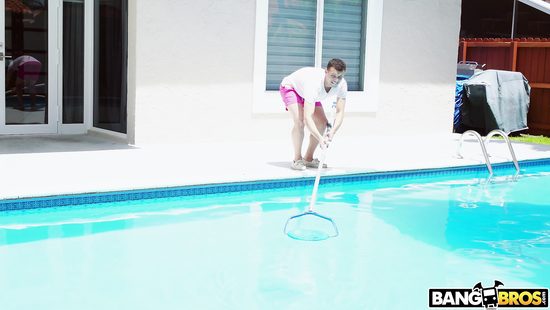 Потревожил милфу - держи присед на лицо