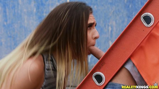 Спасает парня от скуки на работе своей сладкой писей