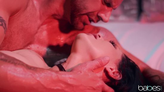 Сексуальная подсветка в комнате вызывает желание трахаться каждый вечер