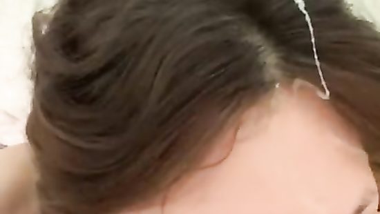 Милая любительница спермы на лице дрочит парню