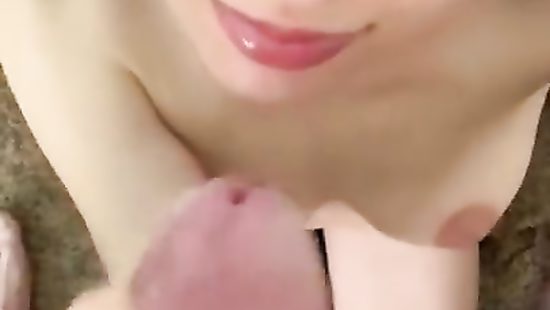 Милая любительница спермы на лице дрочит парню