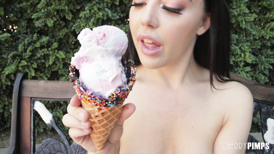 Потушила пожар возбуждения мороженком и мастурбацией