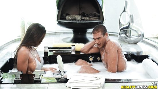 Молоденькая хозяйка любит разводить квартирантов на перепих