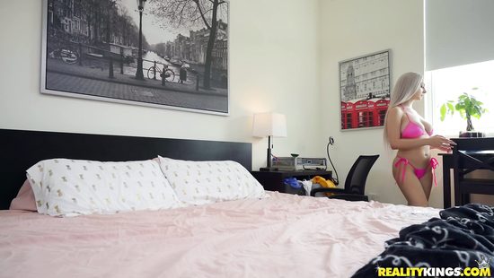 Пригласила друга на показ купальников, но все закончилось спермой на сиськах