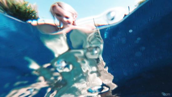 Блондиночка благодарит любимого за шикарный отдых